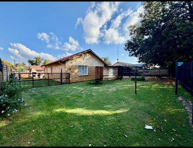 3 BEDROOM HOUSE FOR SALE IN VANDERBIJLPARK CE 2